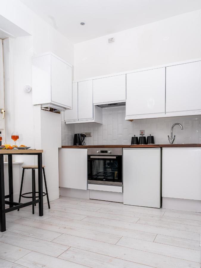 Cheerful 2 Bedroom Homely Apartment, Sleeps 4 Guest Comfy, 1X Double Bed, 2X Single Beds, Parking, Free Wifi, Suitable For Business, Leisure Guest,Glasgow, Glasgow West End, Near City Centre Εξωτερικό φωτογραφία